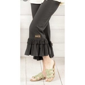 Matilda Jane Trail Runner Big Ruffle Capri Pants Size Medium Gray